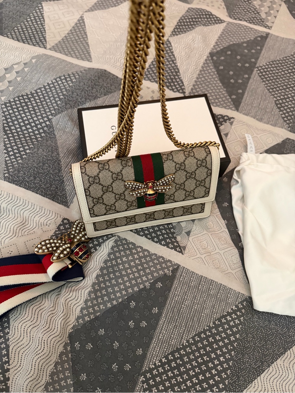 Gucci Beige GG Supreme Shoulder Bag with Red and Green Stripe and Pearl Bee - Picture 5 of 12
